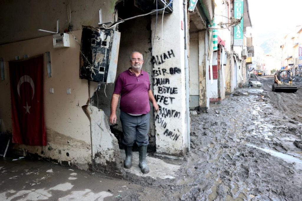 Bozkurt'ta selden geriye kalanlar felaketin boyutlarını gözler önüne seriyor
