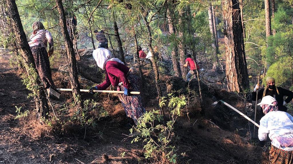Manavgat'ta yangının mahallelerine sıçramaması için çiftçiler de çalışmalara destek verdi 3 Manavgat'ta yangının mahallelerine sıçramaması için çiftçiler de çalışmalara destek verdi