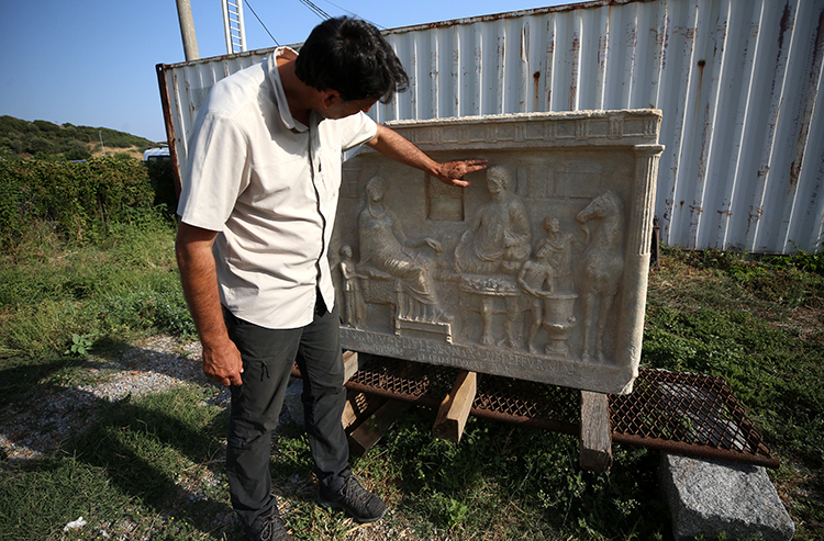Parion Antik Kenti'nde bulunan 1900 yıllık mezar taşı dönem tarihine ışık tuttu 4 Parion Antik Kenti'nde bulunan 1900 yıllık mezar taşı dönem tarihine ışık tuttu