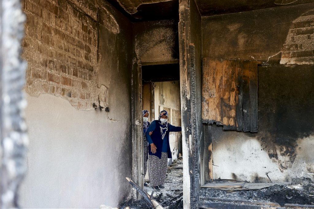 Manavgat'taki yangında evi zarar gören kadın yaşadıklarını gözyaşıyla anlattı: "Ömrümde böyle bir yangın görmedim"