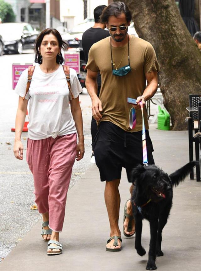 4,5 aylık hamile ünlü oyuncu Özge Özpirinçci'nin karnı gözüktü 3 4,5 aylık hamile ünlü oyuncu Özge Özpirinçci'nin karnı gözüktü