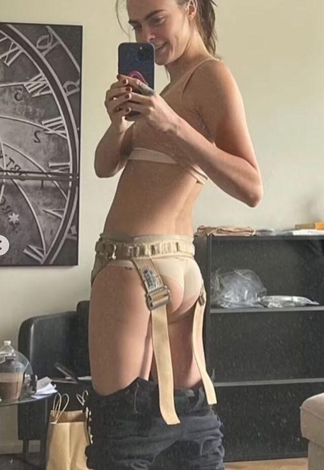 Cara Delevigne ayna karşısında çıplak poz verdi