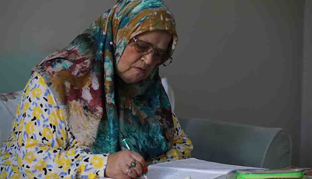 71 yaşında okuma yazma öğrendi hayatını kaleme aldı