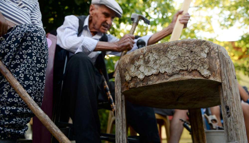 8 çocuk, 18 torunu olan asırlık dede, ahşap ev aletleri yaparak misafirlerini sevindiriyor