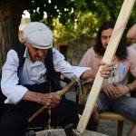 8-çocuk,-18-torunu-olan-asırlık-dede,-ahşap-ev-aletleri-yaparak-misafirlerini-sevindiriyor