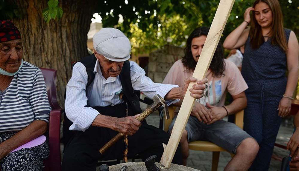 8-çocuk,-18-torunu-olan-asırlık-dede,-ahşap-ev-aletleri-yaparak-misafirlerini-sevindiriyor