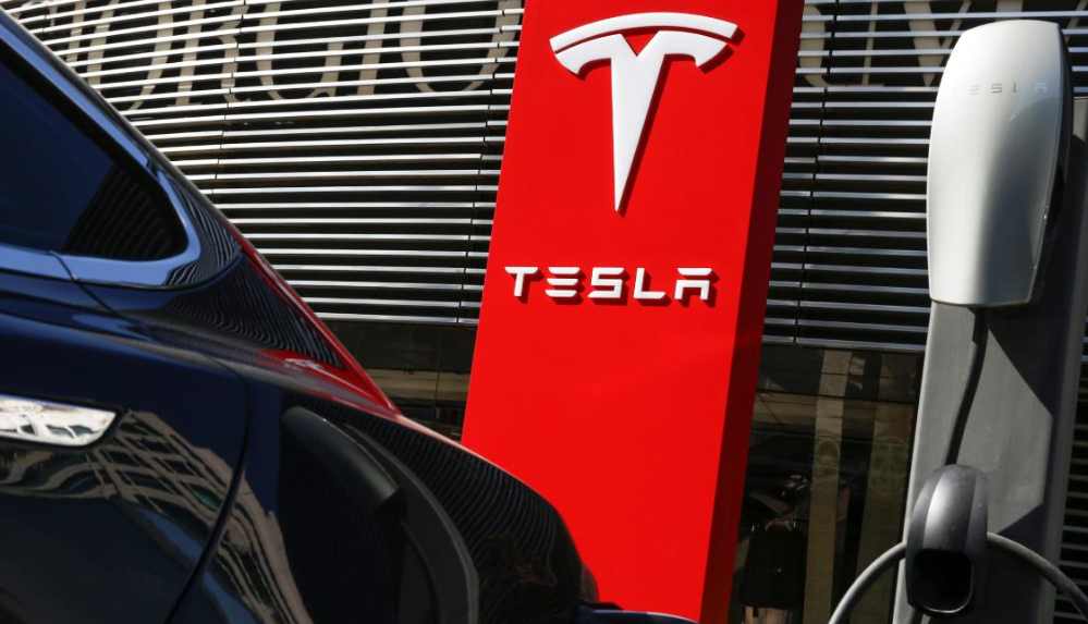 ABD'nin Florida eyaletinde gelişmiş sürücü destek sistemi bulunan Tesla, iki araca çarptı
