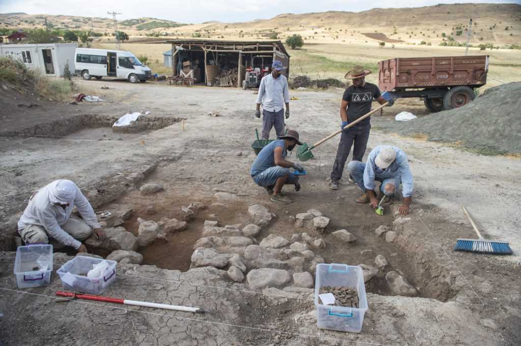 Tozkoparan Höyüğü'ndeki arkeolojik kazılarda çocuk iskeleti bulundu