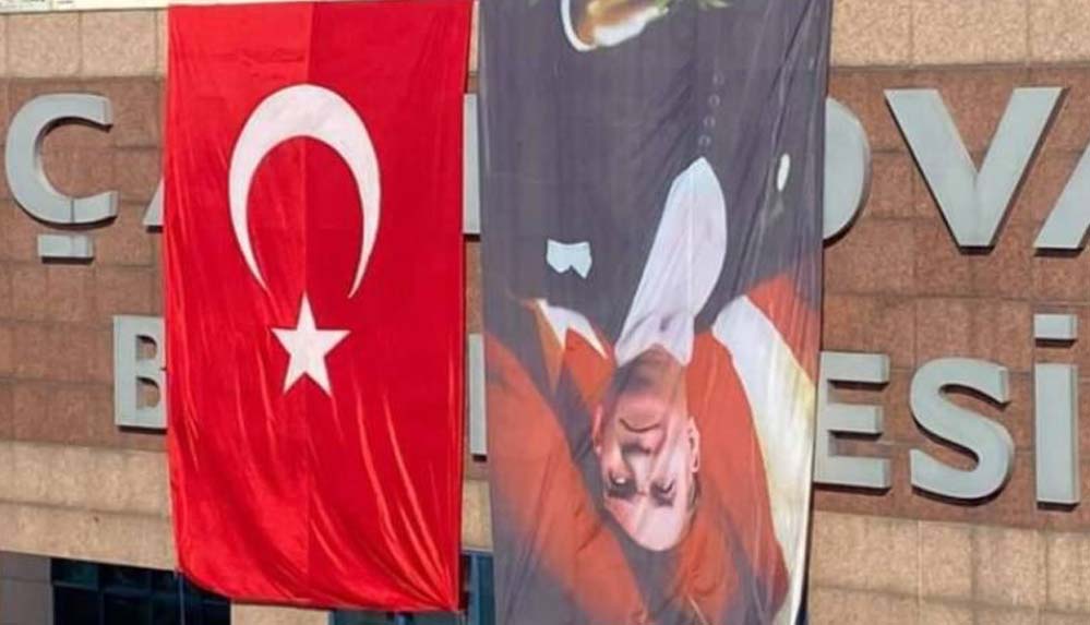 AKP'li belediye, Atatürk'ün resmini ters astı