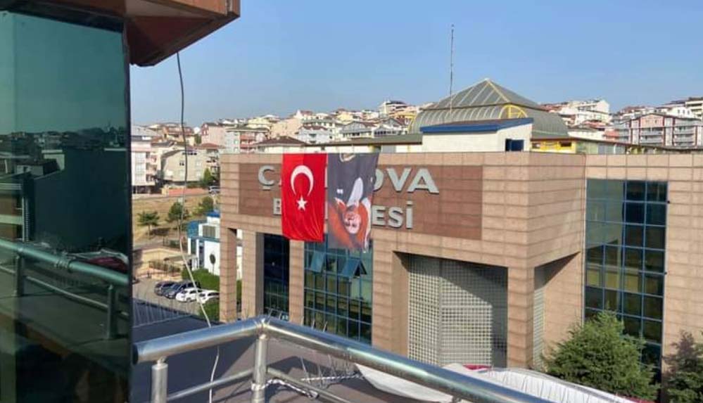 AKP'li belediye, Atatürk'ün resmini ters astı