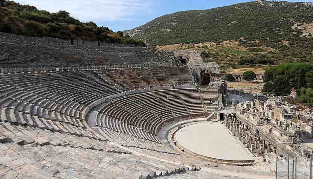 Antik dünyanın gözdesi 'Efes Tiyatrosu' 3 yıl aradan sonra sanat için kapılarını aralıyor