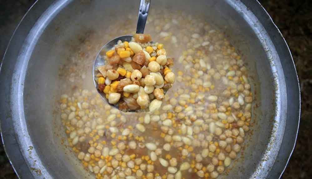 Aşure kazanları bolluk ve bereket için kaynıyor 6 Aşure-kazanları-bolluk-ve-bereket-için-kaynıyor