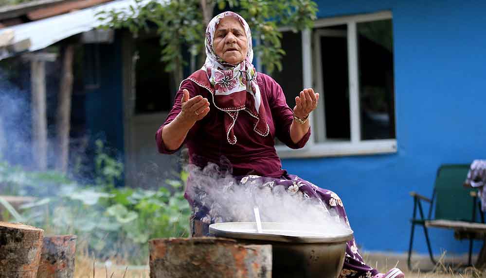 Aşure kazanları bolluk ve bereket için kaynıyor