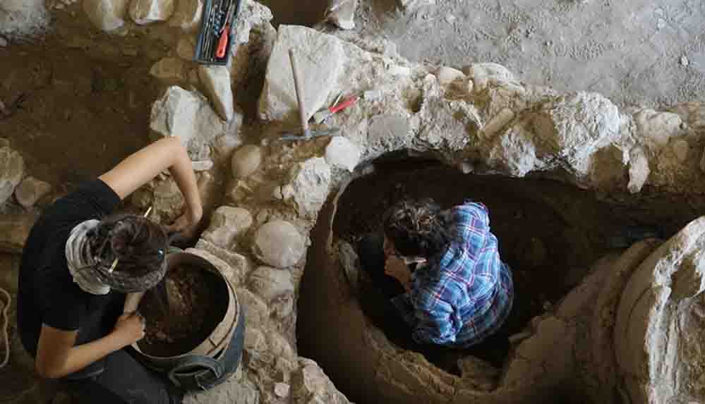 Balıkesir'deki Antandros Antik Kenti'nde 2 bin 400 yıllık pitos mezar bulundu