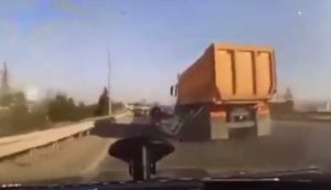 Başkentte trafikte tartıştığı motosiklet sürücüsüne kaza yaptıran kamyon şoförü yakalandı