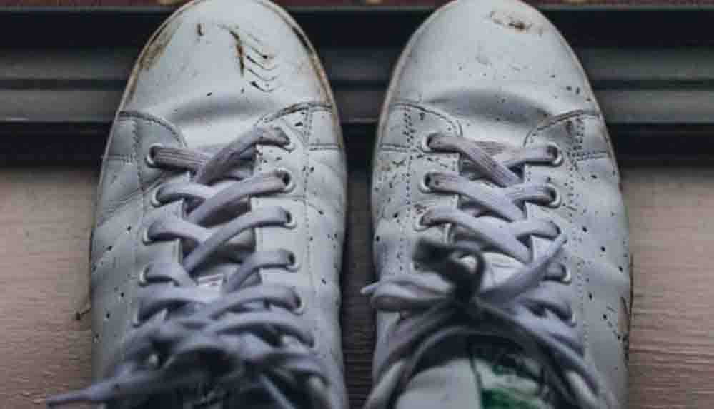 Beyaz spor ayakkabıları temizledi; sosyal medyada 80 bin izlendi