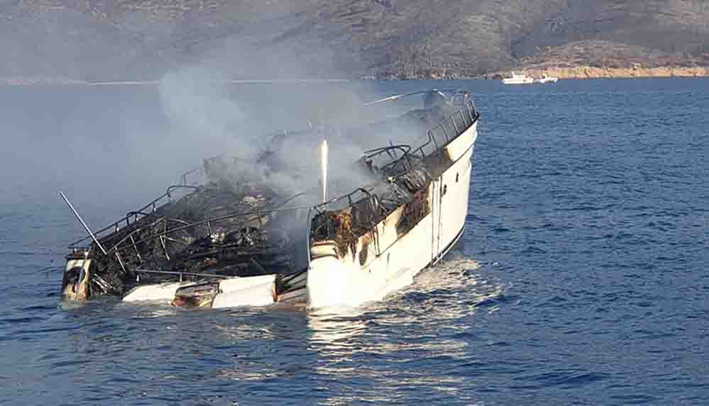 Bodrum'da yangın çıkan teknedeki 5 kişi kurtarıldı