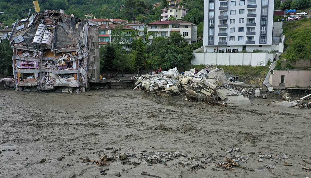 Bozkurt'ta sel nedeniyle yıkılan apartmanda arama kurtarma çalışması yapılıyor