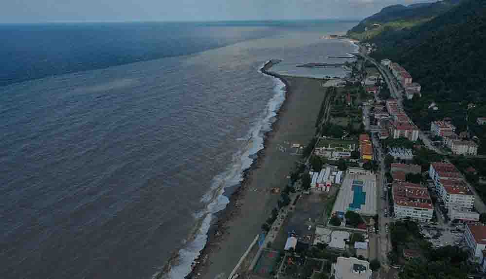 Bozkurt'taki sel nedeniyle Karadeniz'in rengi kahverengiye döndü