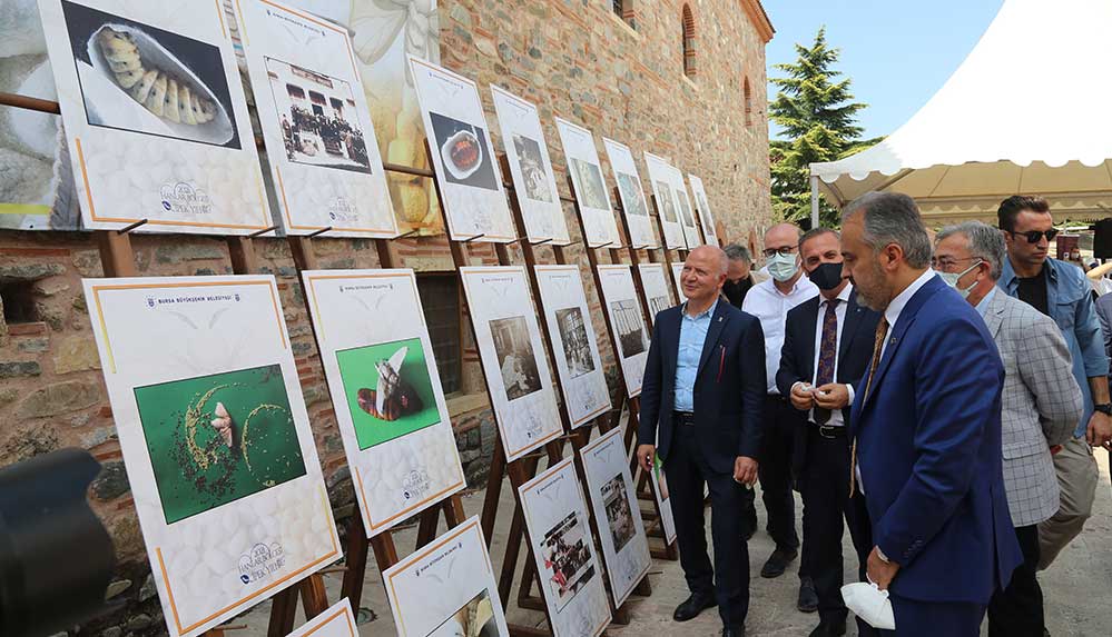 Bursa'daki-6-asırlık-Koza-Han'da-temsili-koza-mezadı-yapıldı