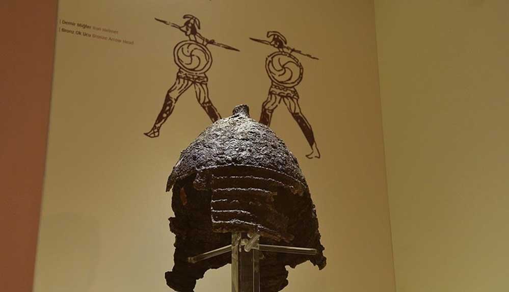 Çorum-Boğazkale-Müzesi'nin-en-nadide-eseri--2-bin-800-yıllık-demir-miğfer