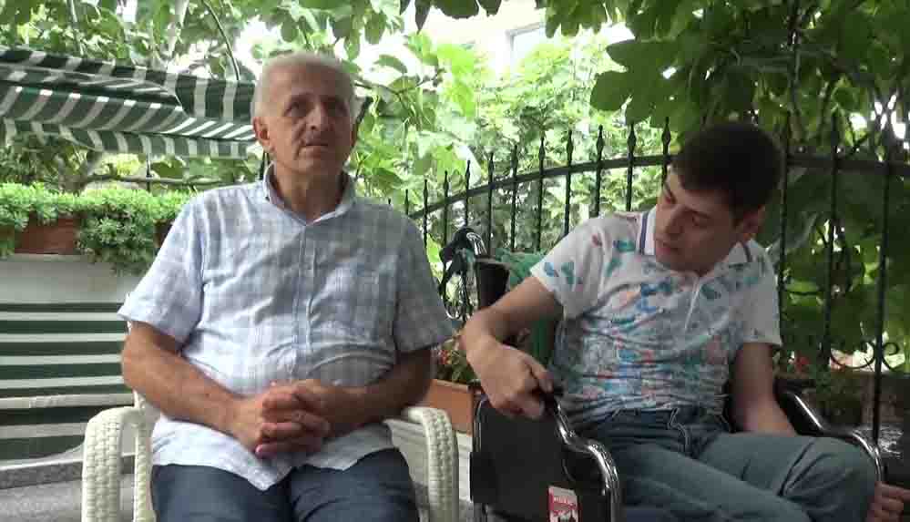 Depremde kaybettiği oğlunun anısını enkazdan çıkardığı fotoğraflarla yaşatıyor