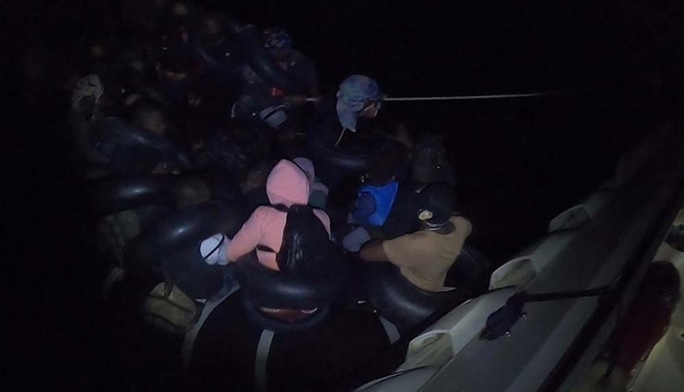Didim'de-sürüklenen-lastik-bottaki-30-düzensiz-göçmen-kurtarıldı