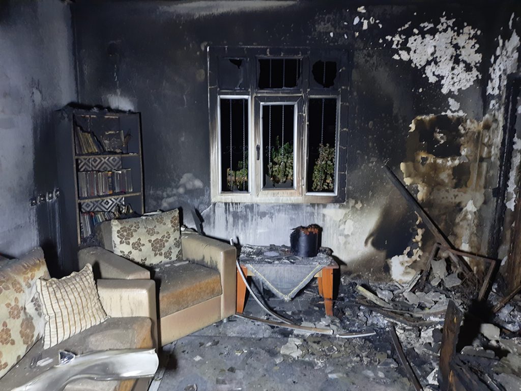 Düğün hazırlığı yapan genç kadının çeyizi Mersin'de çıkan yangında kül oldu 1 Düğün hazırlığı yapan genç kadının çeyizi Mersin'de çıkan yangında kül oldu