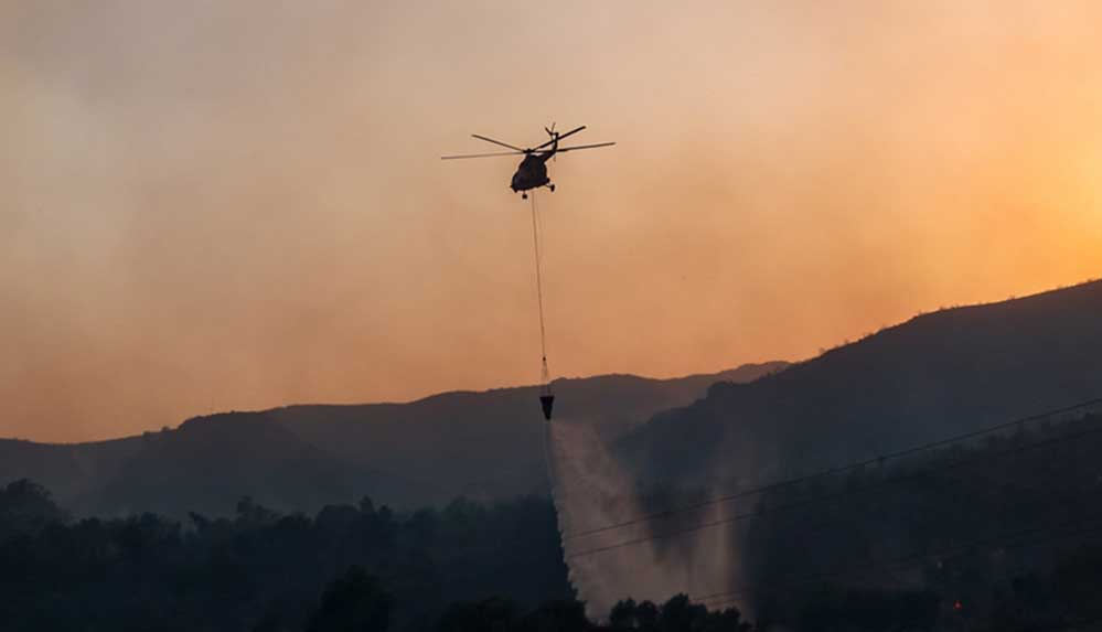 Muğla'da yangın söndürme helikopteri suyu gönüllü vatandaşın üstüne boşalttı