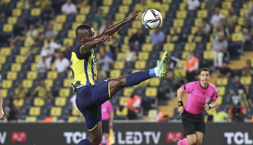 Fenerbahçe, Antalyaspor'u son dakika golleriyle geçti