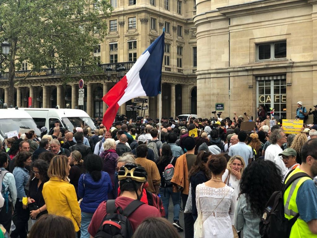 Fransa'da Covid-19 yasasını onaylaması protesto ediliyor