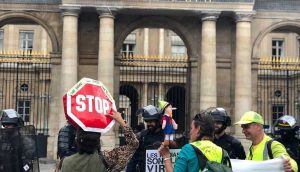 Fransa'da Covid-19 yasasını onaylaması protesto ediliyor