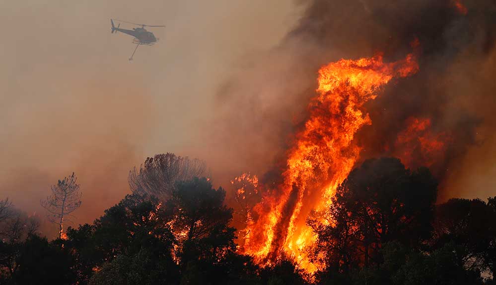 Fransa'nın-güneyindeki-Var-bölgesinde-pazartesi-çıkan-ve-halen-kontrol-altına-alınamayan-orman-yangınında-bir-kişi-hayatını-kaybetti.