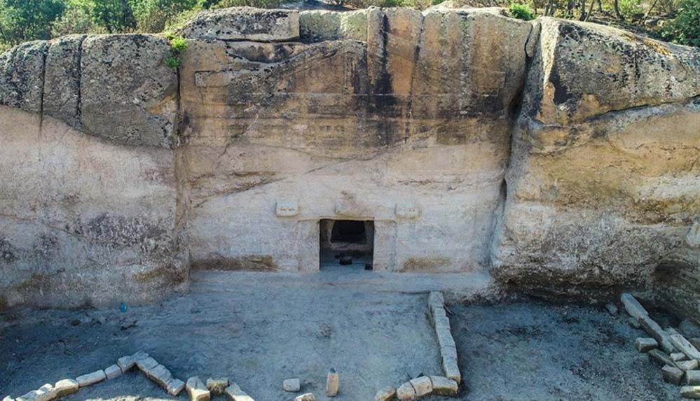 Frigya'daki-kurtarma-kazısında-'Maltaş-Tapınağı'-gün-yüzüne-çıktı