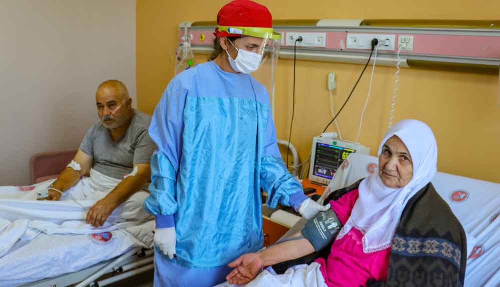 Hastanede tedavi gören Kovid-19 hastaları aşı olmamanın pişmanlığını yaşıyor