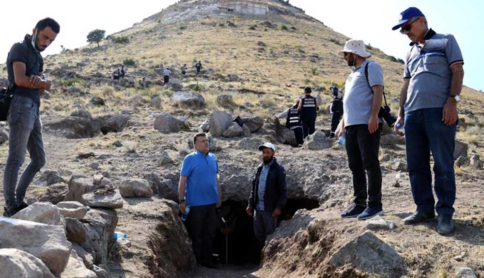 Konya Takkeli Dağ'da 9 yıldır yürütülen kazılarda 35 kaya mezarı bulundu