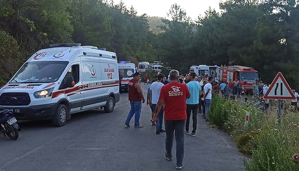 İzmir'de şarampole devrilen minibüsteki 8 kişi hayatını kaybetti