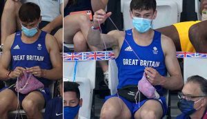İngiliz yüzücü Tom Daley, Tokyo Olimpiyatları’nda tribünde, altın madalyası için örgü ördü