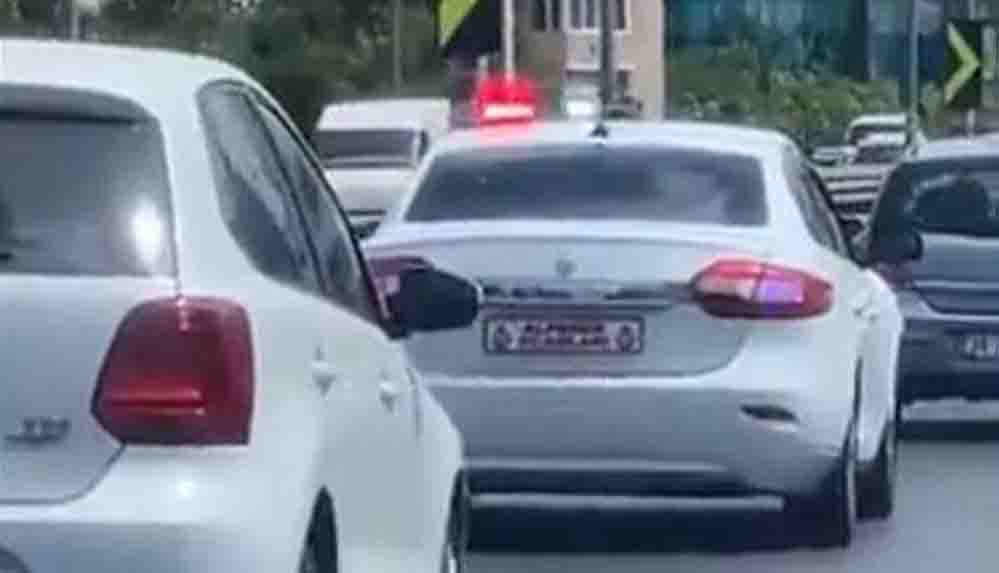 İstanbul'da çakarlı ve plakasız aracın tacizi kamerada Alperen Ocakları plakalı