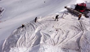 İsviçre'de bir dağ, üzerindeki buzun erimemesi için örtülerle kaplandı