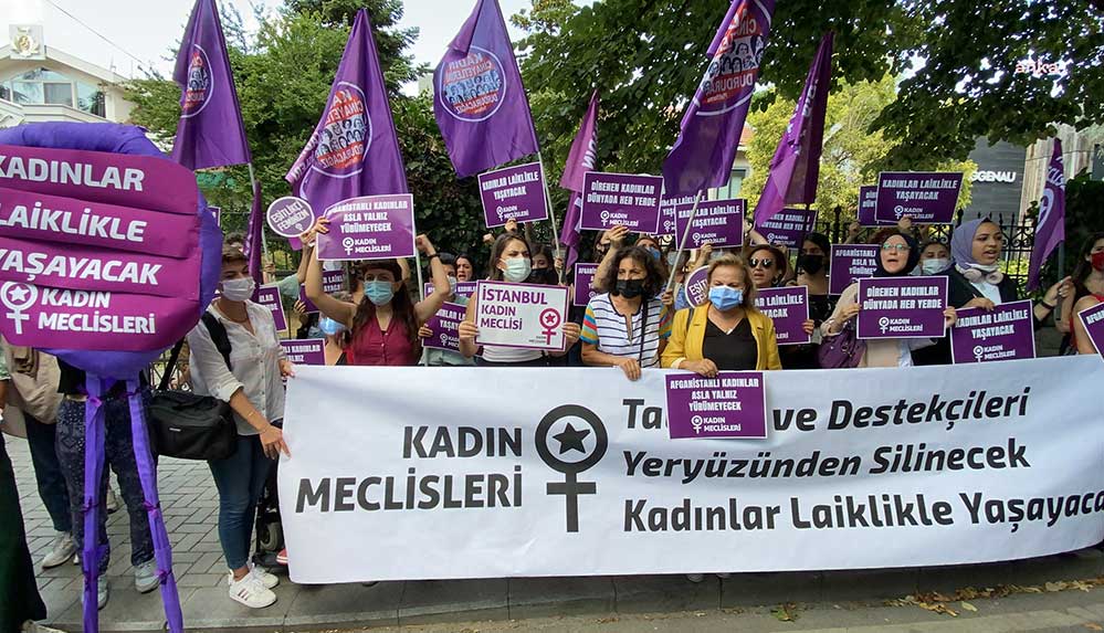 Kadın-Cinayetlerini-Durduracağız-Platformu--Afganistan-Başkonsolosluğu-önüne-mor-çelenk-bıraktı