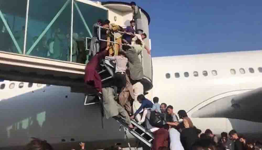 Karar yazarı Ocaktan Taliban vahşetini bilen insanlar uçağın merdivenlerine, kanatlarına tutunup kaçabilmek için birbirlerini eziyorlar