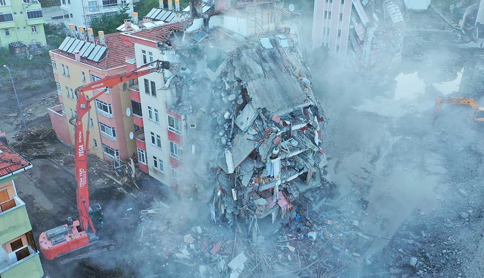 Bozkurt ilçesindeki sel felaketinde ağır hasar alan 6 katlı Fatih Apartmanı yıkılıyor