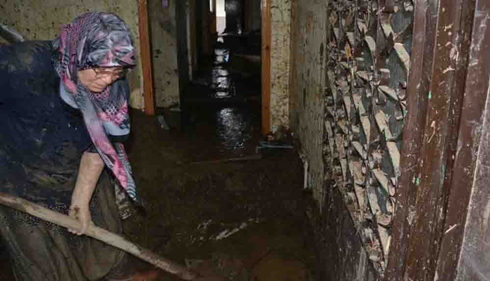 Kastamonu'daki selden kurtulan Behice Çubuk Kuzineye tutunarak ayağa kalktım