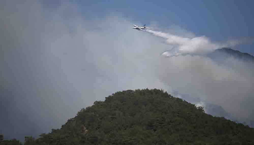 Kazdağları'nda çıkan orman yangınına havadan ve karadan müdahale ediliyor