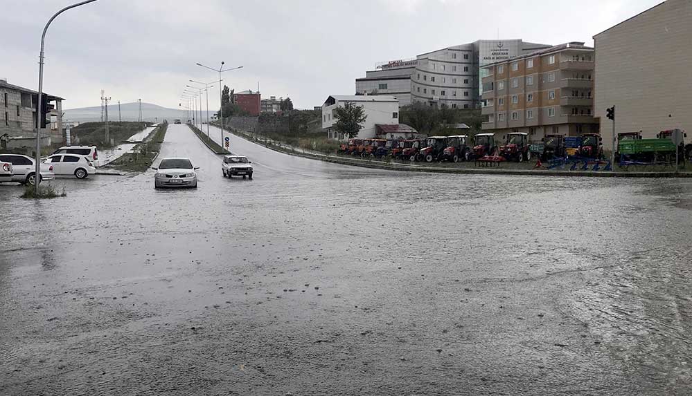 Erzurum, Ardahan ve Kars'ta sağanak ile dolu etkili oldu