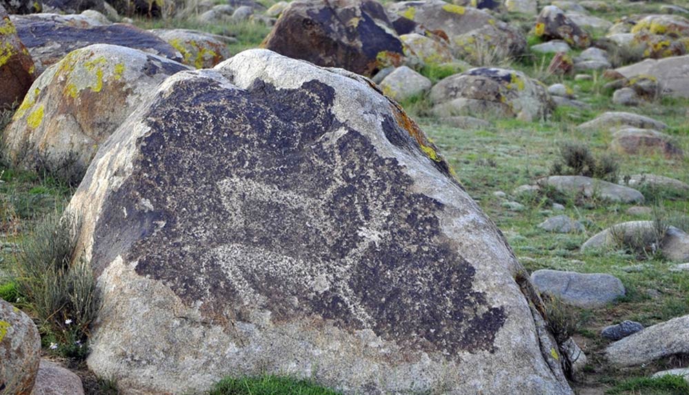Kırgızistan,-yeryüzündeki-en-eski-sanat-eseri-olarak-kabul-edilen-petrogliflere-ev-sahipliği-yapıyor
