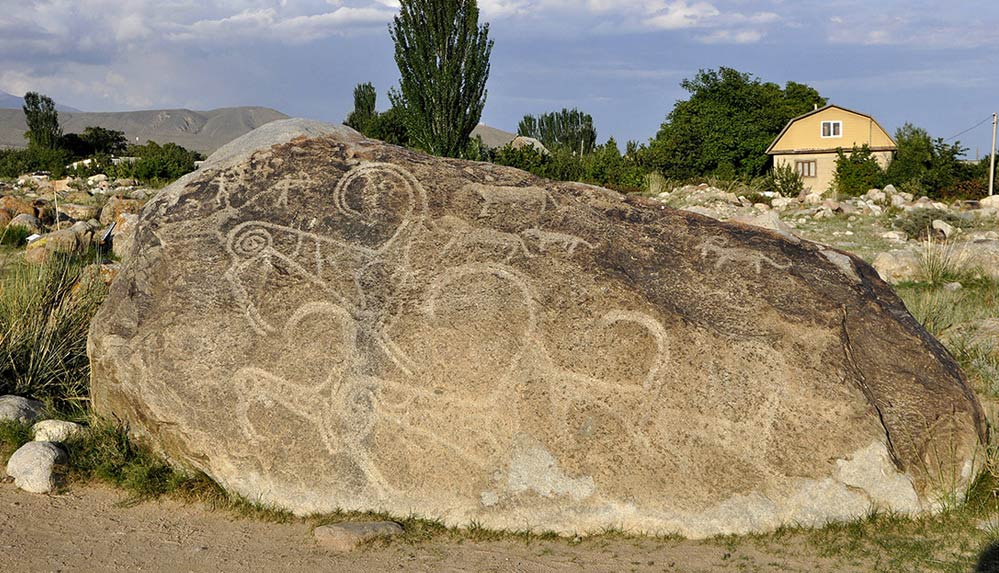Kırgızistan, yeryüzündeki en eski sanat eseri olarak kabul edilen petrogliflere ev sahipliği yapıyor
