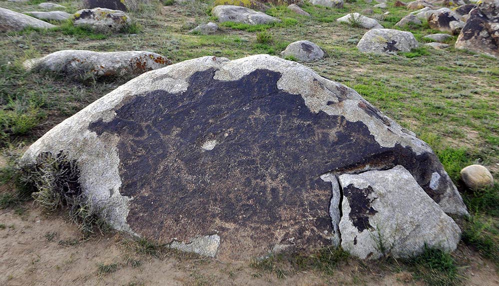 Kırgızistan, yeryüzündeki en eski sanat eseri olarak kabul edilen petrogliflere ev sahipliği yapıyor