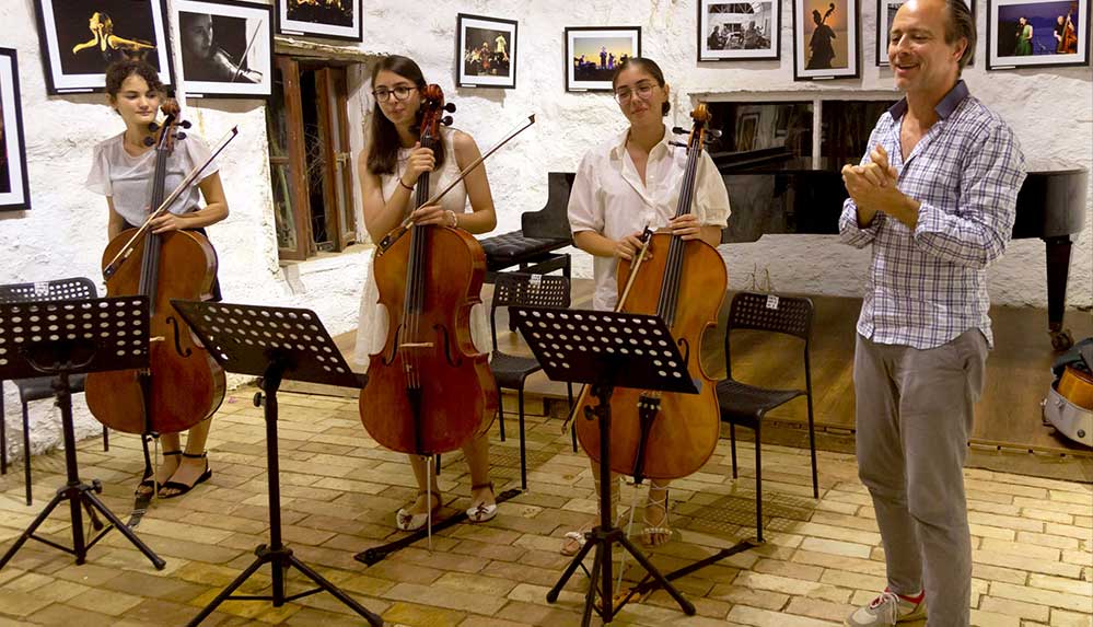 Bodrum'da genç yeteneklerden "Kumda Çello" konseri